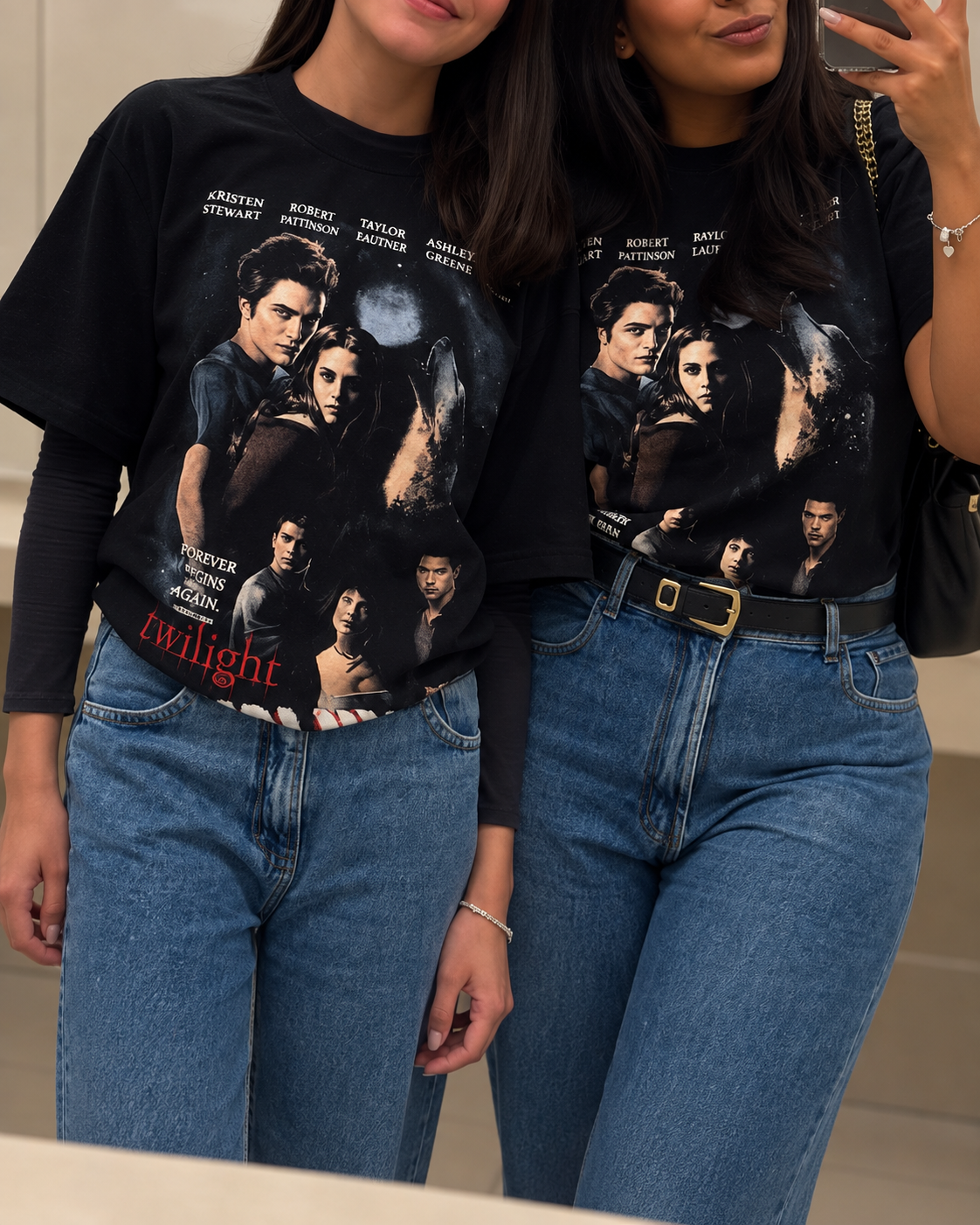 Duas mulheres usando camisetas pretas personalizadas