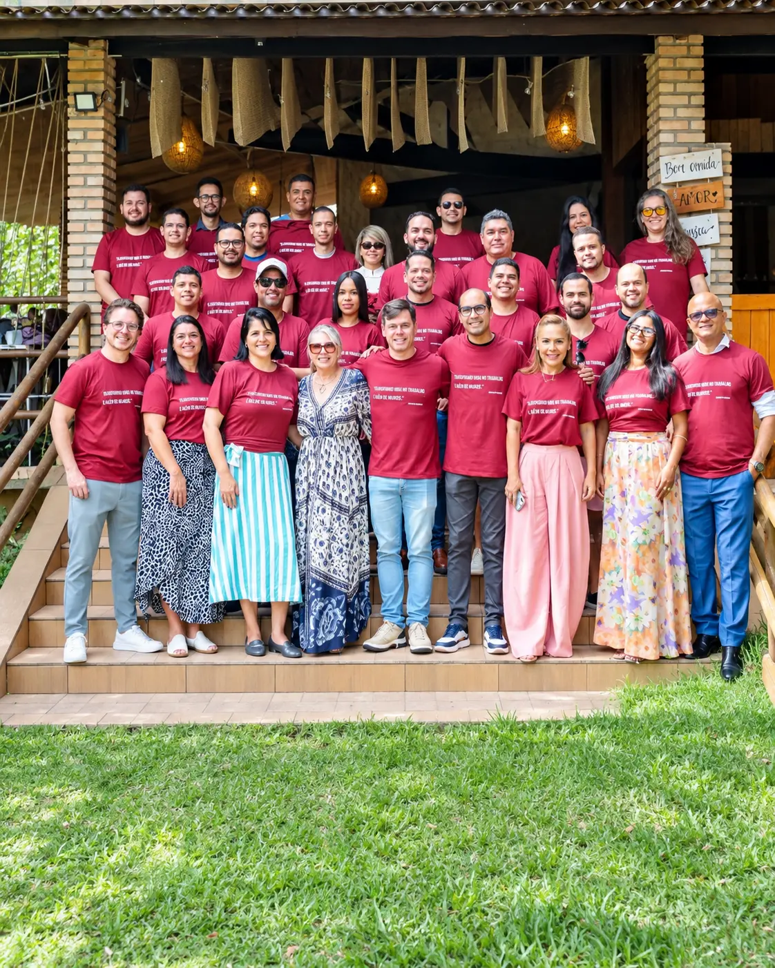 Grupo usando camisetas personalizadas produzidas pela Manik107
